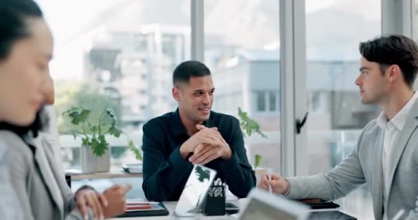 Oficina Reunião Liderança Homem Com Empresários Mesa Para Feedback Brainstorming — Vídeo de Stock