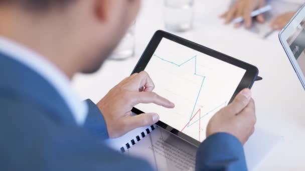 Mãos Tablet Gráfico Empresário Reunião Com Análise Dados Para Financeiro — Vídeo de Stock