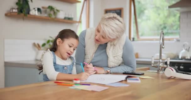 Grootmoeder Helpt Een Kind Met Haar Huiswerk Keuken Voor Onderwijs — Stockvideo