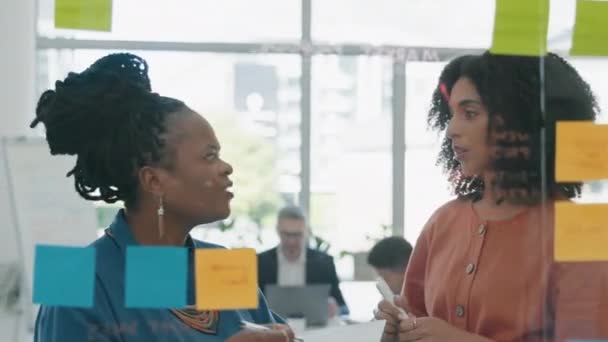 Glas Schrijven Zakelijke Vrouwen Planning Teamwork Brainstorming Projectschema Workflow Notities — Stockvideo