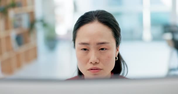 Ansigt Computer Forskning Med Business Asiatisk Kvinde Læser Oplysninger Online – Stock-video