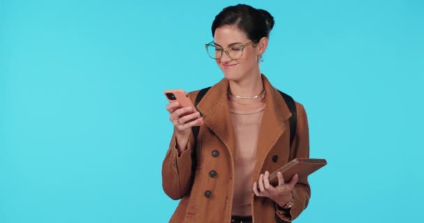 Okuma Telefon Gülücüklü Bir Kadın Sosyal Medya Internet Internet Şakası — Stok video