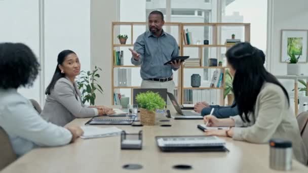 Hombre Negro Tableta Entrenador Presentación Reuniones Gestión Proyectos Discusión Equipo — Vídeos de Stock
