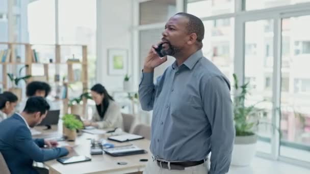 間違いと叫びに不満を持つ企業 電話と黒人男性 スマートフォンを持つコンサルタントとリーダー 接続と怒りとストレス — ストック動画
