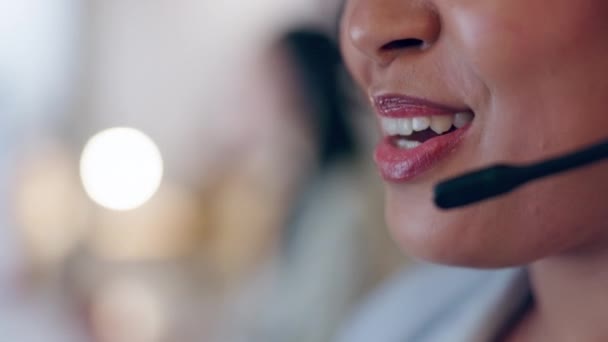 Çağrı Merkezi Kulaklık Iletişim Halindeki Kadın Ağzı Müşteri Hizmetlerinde Konuşma — Stok video