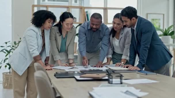ビジネスマン 多様性とチーム戦略 オフィスデスクでの計画やコラボレーションのための会議 職場でのプロジェクト計画やアイデアの共有のための文書とのチームワークの議論の多様なグループ — ストック動画