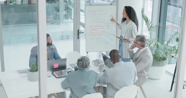 在白板上与商界人士举办工作坊 演讲和会议 以获得反馈 意见或销售数据 与男子 妇女和业绩审查有关的项目议程战略 规划和建议 — 图库视频影像