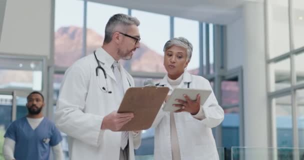 Teamwork Tablet Senior Doctors Spreken Samen Discussie Planningsstrategie Medische Gezondheidszorg — Stockvideo