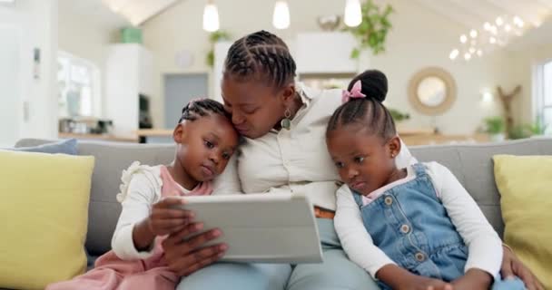 Szczęśliwa Matka Swoim Dzieckiem Tabletem Kanapie Salonie Technologia Lub Łączność — Wideo stockowe