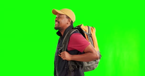 Піші Прогулянки Зелений Екран Чорний Чоловік Посмішкою Подорожами Пригодами Фоні — стокове відео