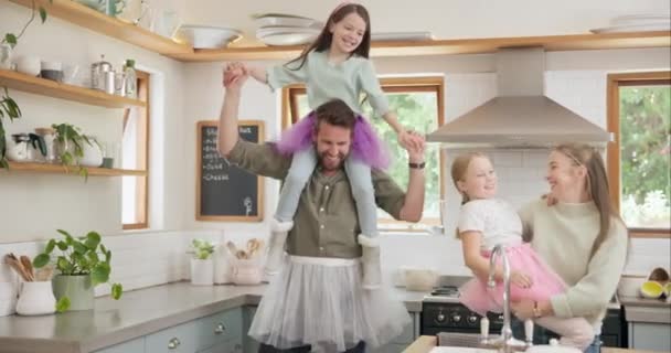 Louco Família Feliz Pais Dançando Com Crianças Brincando Uma Cozinha — Vídeo de Stock