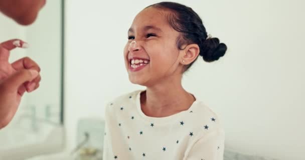 Criança Pequena Cuidados Com Pele Loção Com Sorriso Higiene Manhã — Vídeo de Stock