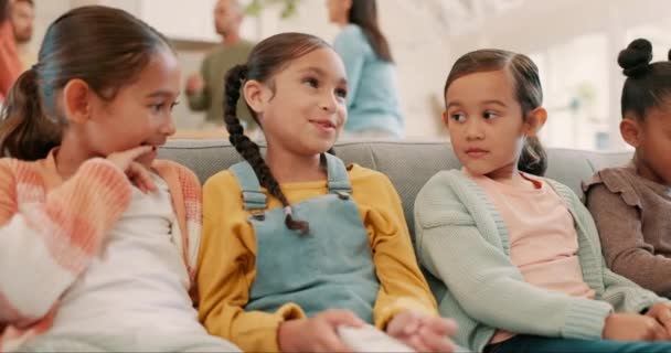 Φίλοι Σαλόνι Και Παιδιά Στον Καναπέ Για Δέσιμο Ποιοτικό Χρόνο — Αρχείο Βίντεο