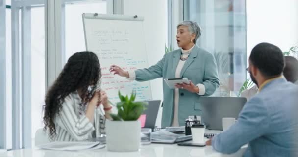工作坊 领导和妇女与商界人士在白板上寻求反馈 头脑风暴或指导 与男子和妇女一起进行规划 团队合作和领导能力培训 并提出意见或建议 — 图库视频影像