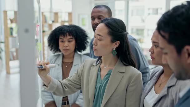 亚洲女人 教练和写在玻璃板上的团队头脑风暴 为办公室的日程安排 就工作场所的战略或项目计划向工作人员提供贴士辅导或培训 — 图库视频影像