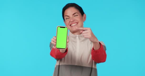Mujer Punto Teléfono Pantalla Verde Estudio Con Cara Maqueta Signo — Vídeo de stock