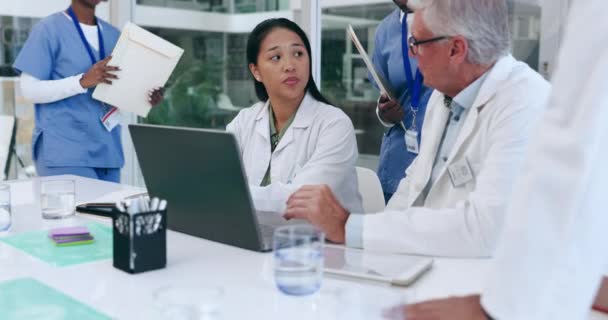 Trabajo Equipo Reuniones Médicos Con Ordenador Portátil Atención Médica Conversación — Vídeo de stock