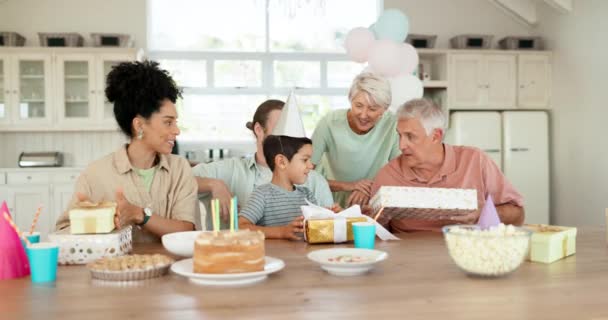 Tort Urodzinowy Prezenty Szczęśliwa Rodzina Świętować Miłością Uśmiechem Zabawą Razem — Wideo stockowe