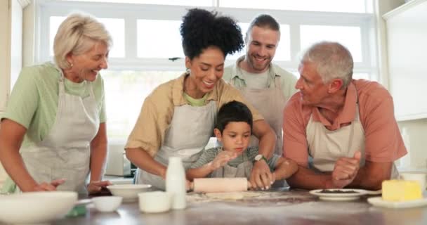 訪問中に一緒に自宅の台所で家族のベーキングを持つ両親 祖父母 家庭での愛 子供たちが食の教育で料理を学ぶ — ストック動画