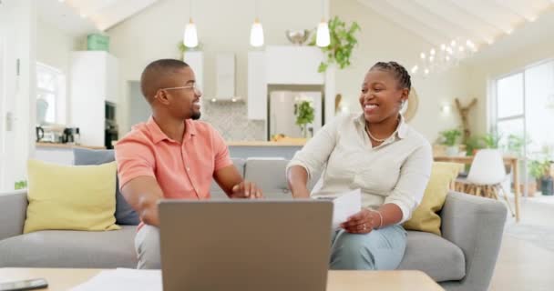 ローン 支払い 住宅ローンの承認のためのラップトップの笑顔で高5 お祝いと黒のカップル 家の借金からの財政の自由と良いニュースを持つ男と女 勝利または保険 — ストック動画