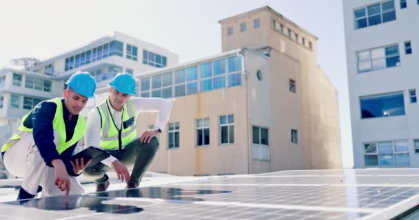Pannelli Solari Uomini Team Ingegneri Con Tablet Pianificare Manutenzione Città — Video Stock