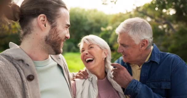 自撮り 夏の笑いとの結合のための抱擁で庭の高齢者の両親と幸せ プロフィール写真や自然の中で品質の時間のための幸福と肖像画の家族と祖父母 — ストック動画