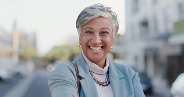 Twarz Starsza Kobieta Dyrektor Generalny Mieście Zabawne Śmiejące Się Sukcesu — Wideo stockowe