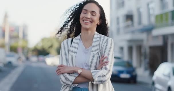 Şirketler Misyonlar Gelişim Için Şehirde Kadınla Yüz Yüze Gülümse Kendine — Stok video