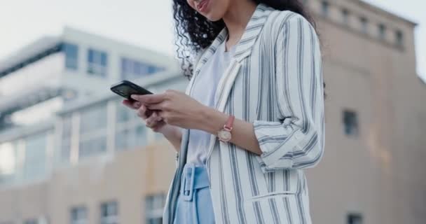 Telefon Komórkowy Ręce Miasta Kobieta Biznesu Wpisując Czytanie Lub Wyszukiwanie — Wideo stockowe