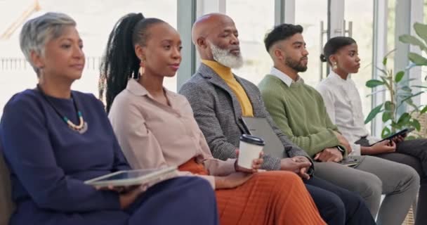 Вербовка Серьезное Собеседование Чернокожим Человеком Комнате Ожидания Встречи Разнообразия Возможности — стоковое видео