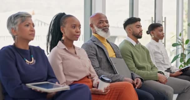 微笑和面试与黑人在候车室见面 多样化和机会 人力资源 搜索和应用 包括在职员工的肖像 以进行小时审查 — 图库视频影像