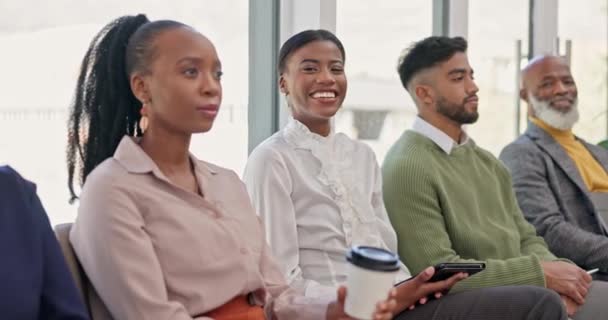 微笑和工作面试与黑人妇女在候见室见面 多样性和机会 人力资源 搜索和应用 包括在职员工的肖像 以进行小时审查 — 图库视频影像