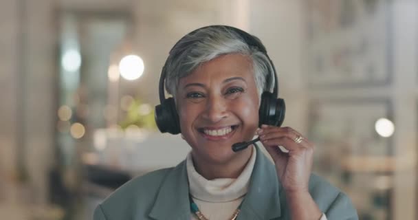 电话推销 年长的面容和专业的快乐女性 顾问或顾问对电信 服务台服务或职业的微笑 用于技术支持 聊天或咨询的耳机 肖像或老年人 — 图库视频影像
