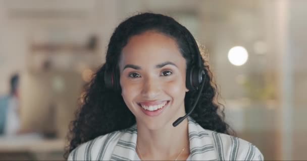 オンラインコンサルティング サポート 販売のアドバイスのための夜のコールセンターで幸せ 顔と女性 スマイル 遅いテレマーケティングのためのオフィスでの顧客サービス従業員の肖像画とお問い合わせください — ストック動画