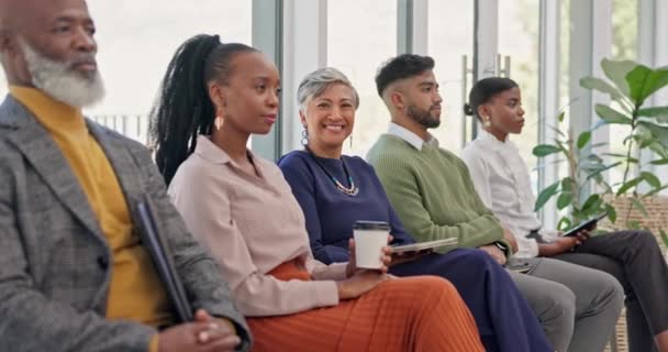 多様性と機会のための待合室で女性との採用 雇用インタビュー 人事評価のためのオフィスでの従業員の肖像画と検索とアプリケーション — ストック動画