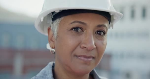 ヘルメットと建設現場でのプロジェクト管理の仕事を持つ建築の女性の肖像画 建物のメンテナンスに自信を持って女性請負業者の安全性 エンジニアと幸せな顔 — ストック動画