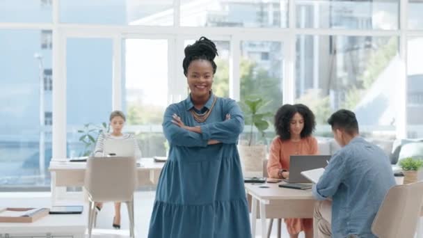 オフィスの誇り 腕を持つ黒人女性は 職場管理と同僚のために交差しました プロのオフィスに自信を持って成熟したアフリカの従業員の幸せ 専門家と肖像画 — ストック動画