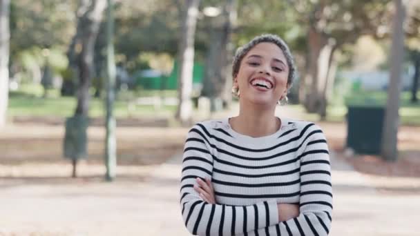 大学や大学のキャンパスパークでの女性学生のウィンク 面白いと肖像画の屋外休憩感幸せ 若い女性の腕を越え 自信と肯定的な考え方 — ストック動画