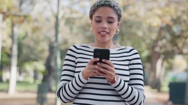Εξωτερικό Χαμόγελο Και Γυναίκα Smartphone Πληκτρολόγηση Σύνδεση Μέσα Κοινωνικής Δικτύωσης — Αρχείο Βίντεο