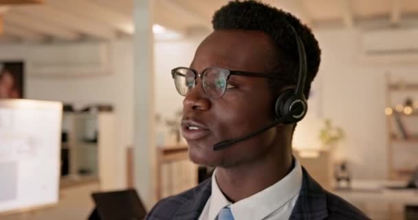 非洲男人 电话中心和晚上在办公室与技术支持 说话或听与Voip技术 在黑暗工作场所提供客户服务 意见或帮助的黑人顾问 耳机和话筒 — 图库视频影像