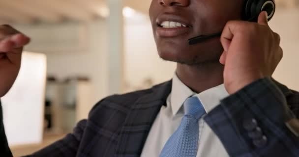 アフリカ人の男性 通話センターとの夜は 技術サポートを話し 密接にViop技術で耳を傾ける 闇の職場でのカスタマーサービス アドバイスや販売のためのブラックコンサルタント ヘッドフォンやマイク — ストック動画