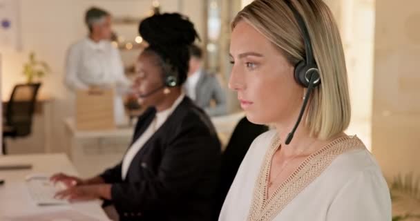 Çağrı Merkezi Danışman Kadın Müşteri Hizmetleri Teknik Destek Yardım Masasında — Stok video
