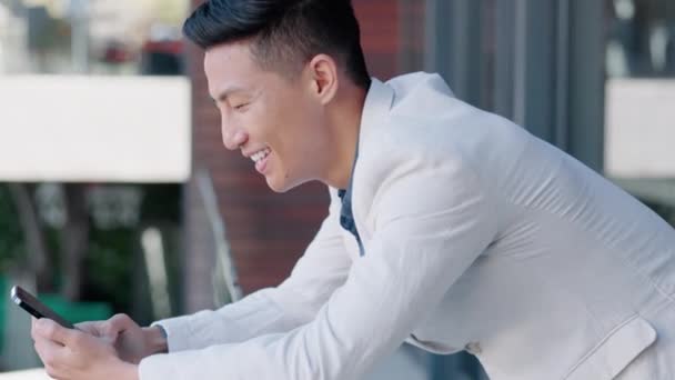 Asiatisk Man Sms Och Telefon Kontoret Med Leende För Meme — Stockvideo