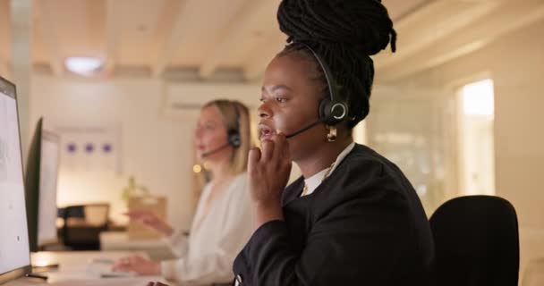 Telekom Satış Bürosundaki Çağrı Merkezindeki Siyahi Kadın Danışmanla Internet Üzerinden — Stok video
