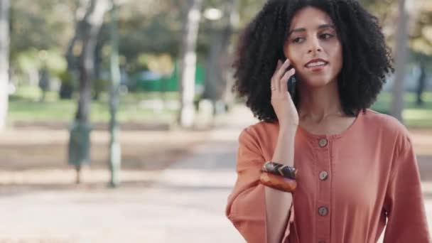 Африканская Женщина Парк Телефонный Звонок Улыбкой Разговор Контакт Мобильной Сетью — стоковое видео