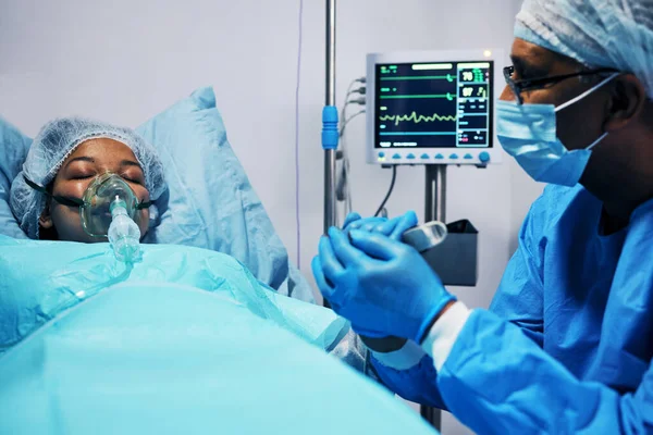 救急医療 病院のベッドの後に希望の手を握っている医療 モニターと空気 手術の手を助ける外科医 医療結果のサポート — ストック写真