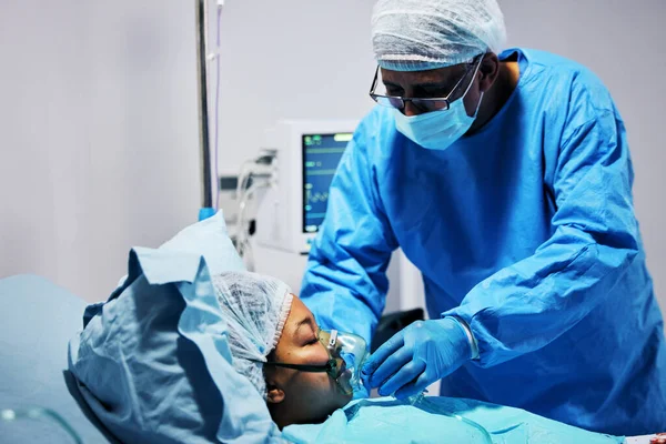 緊急手術 専門的なケアと病院のベッドで酸素と医療 医師と患者 ヘルプと空気 手術中の人と外科医 医療結果で健康を確認するマスク — ストック写真