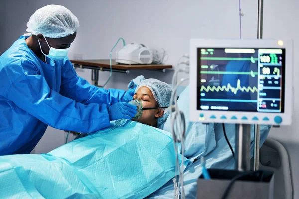 救急医療や病院のベッドで酸素マスクの医療 医師や患者 モニターと空気 手術中の人を助ける外科医 医学的結果を確認するためのデジタルグラフ — ストック写真