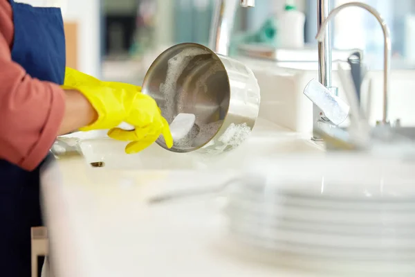 妇女的手 手套和洗碗在厨房 刷家务活和家务活 清洁服务和家庭护理 肥皂和水 管家工作在公寓与污垢和泡沫在水池 — 图库照片