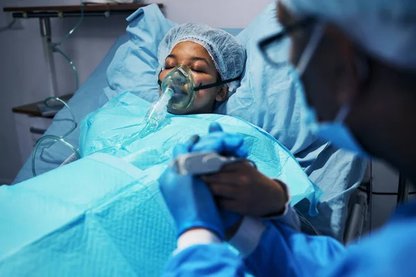 Nadzieja Lekarz Pacjent Trzymający Się Ręce Operacji Opieka Empatia Kobieta — Zdjęcie stockowe